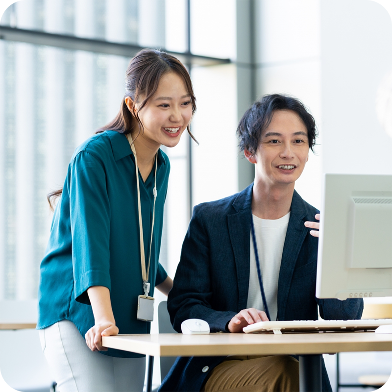 PCを見る会社員